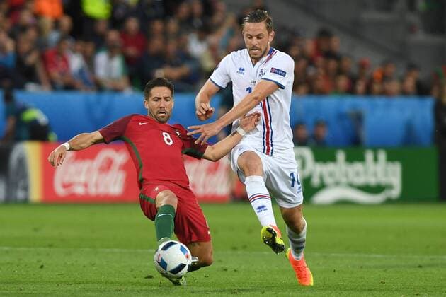 v.li:Joao MOUTINHO (POR),Aktion,Zweikampf gegen Gylfi SIGURDSSON (ISL). Vorrunde Gruppe F, Spiel M12, Portugal (POR)-Island (ISL) 1-1, am 14.06.2016 in St.Etienne,Stade Geoffroy-Guichard. Fussball EM 2016 in Frankreich vom 10.06. - 10.07.2016.