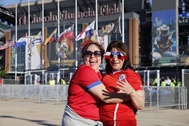 Copa America, Chile - Panama, Fans Chile fans pose before the Copa America Centenario Group D match between Panama and Chile at the Lincoln Financial Field in Philadelphia, Pennsylvania, United States, 14 June 2016. CHILE VS PANAMA !ACHTUNG: NUR REDAKTIONELLE NUTZUNG!  PHI001 20160615-636015490503097896