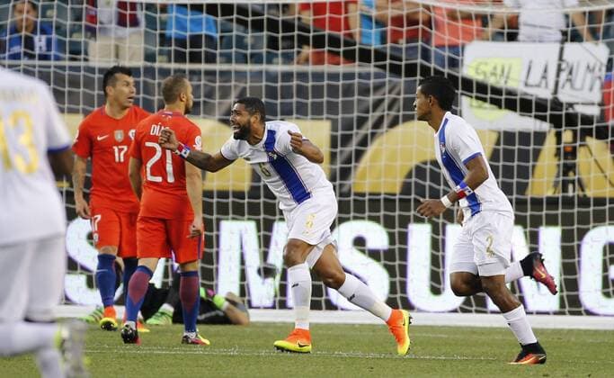 Copa America, Chile - Panama CORRECTS CAPTION Panama player Gabriel Gomez (C) celebrates Miguel Camargo s 1-1 goal against Chile during their Copa America Centenario Group D match at the Lincoln Financial Field in Philadelphia, Pennsylvania, United States, 14 June 2016. CHILE VS PANAMA !ACHTUNG: NUR REDAKTIONELLE NUTZUNG!  PHI019 20160615-636015553847800770