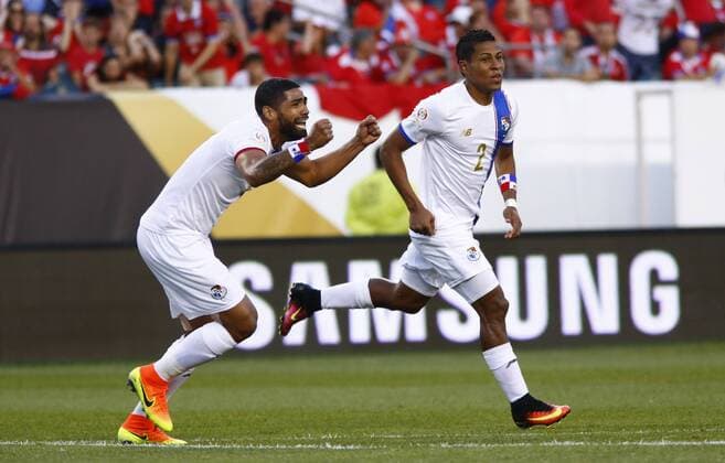 Copa America, Chile - Panama Panama player Miguel Camargo (R) celebrates his 1-1 goal before Chile during their Copa America Centenario Group D match at the Lincoln Financial Field in Philadelphia, Pennsylvania, United States, 14 June 2016. CHILE VS PANAMA !ACHTUNG: NUR REDAKTIONELLE NUTZUNG!  PHI022 20160615-636015555239944770
