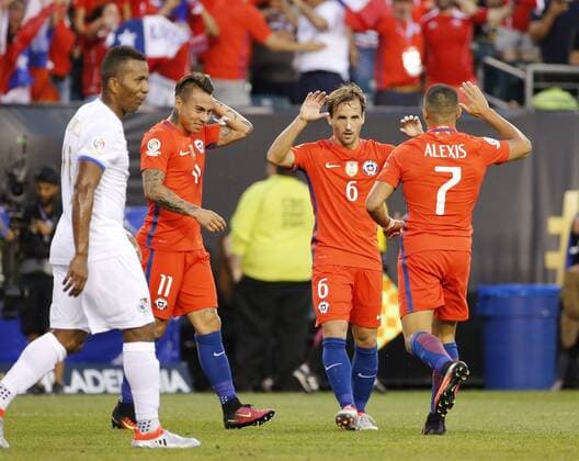Copa America, Chile - Panama Chile players Eduardo Vargas (2L), Jose Pedro Fuenzalda (2R) and Alexis Sanchez celebrate the team s 1-1 goal before Panama during their Copa America Centenario Group D match at the Lincoln Financial Field in Philadelphia, Pennsylvania, United States, 14 June 2016. CHILE VS PANAMA !ACHTUNG: NUR REDAKTIONELLE NUTZUNG!  PHI026 20160615-636015559091272770