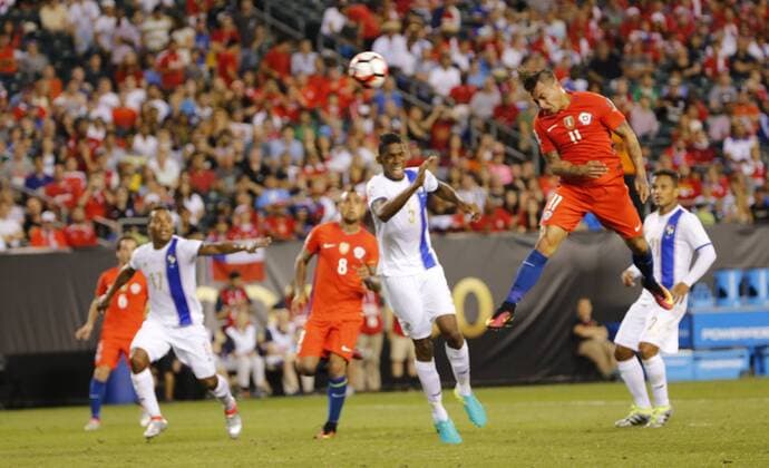 Copa America, Chile - Panama Chile player Eduardo Vargas (R) scores his 2-1 goal before Panama during their Copa America Centenario Group D match at the Lincoln Financial Field in Philadelphia, Pennsylvania, United States, 14 June 2016. CHILE VS PANAMA !ACHTUNG: NUR REDAKTIONELLE NUTZUNG!  PHI032 20160615-636015570308886474
