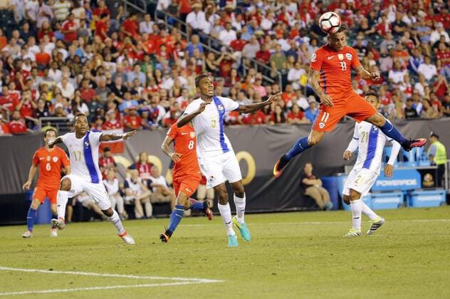 Copa America, Chile - Panama Chile player Eduardo Vargas (R) scores his 2-1 goal before Panama during their Copa America Centenario Group D match at the Lincoln Financial Field in Philadelphia, Pennsylvania, United States, 14 June 2016. CHILE VS PANAMA !ACHTUNG: NUR REDAKTIONELLE NUTZUNG!  PHI033 20160615-636015570322926384