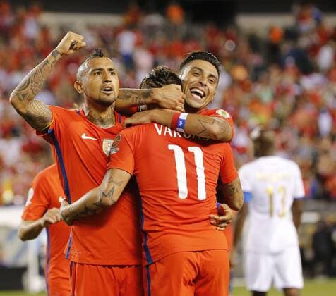Copa America, Chile - Panama Chile player Eduardo Vargas (C) celebrates his 2-1 goal before Panama with team mate Arturo Vidal (L) during their Copa America Centenario Group D match at the Lincoln Financial Field in Philadelphia, Pennsylvania, United States, 14 June 2016. CHILE VS PANAMA !ACHTUNG: NUR REDAKTIONELLE NUTZUNG!  PHI035 20160615-636015571601812460