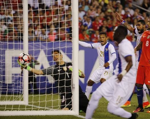 Copa America, Chile - Panama Chile goalkeeper Claudio Bravo (L) receives Panama s second goal during their Copa America Centenario Group D match at the Lincoln Financial Field in Philadelphia, Pennsylvania, United States, 14 June 2016. CHILE VS PANAMA !ACHTUNG: NUR REDAKTIONELLE NUTZUNG!  PHI044 20160615-636015593797024460