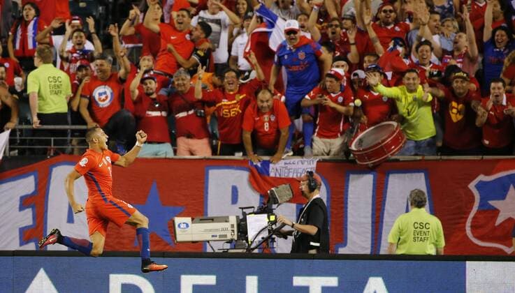 Copa America, Chile - Panama Chile player Alexis Sanchez (L) celebrates his 4-2 goal before Panama during their Copa America Centenario Group D match at the Lincoln Financial Field in Philadelphia, Pennsylvania, United States, 14 June 2016. CHILE VS PANAMA !ACHTUNG: NUR REDAKTIONELLE NUTZUNG!  PHI048 20160615-636015622722352150