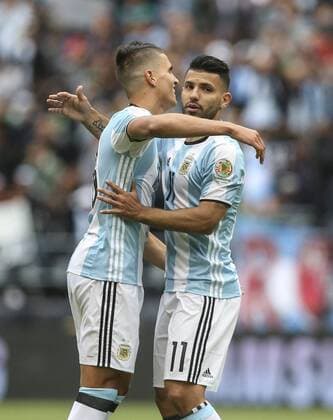 Copa America, Argentinien - Bolivien Argentina player Sergio Aguero (R) celebrates his 1-0 goal before Bolivia during their Copa America Centenario match at the Century Field in Seattle, United States, 14 June 2016. ARGENTINA VS BOLIVIA !ACHTUNG: NUR REDAKTIONELLE NUTZUNG!  SEA015 20160615-636015628150684150