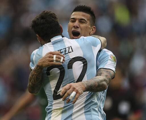 Copa America, Argentinien - Bolivien Argentina Victor Cuesta (R) celebrates his goal before Bolivia with team mate Ezequiel Lavezzi during the first half of the Copa America Centenario match at the Century Field in Seattle, United States, 14 June 2016. ARGENTINA VS BOLIVIA !ACHTUNG: NUR REDAKTIONELLE NUTZUNG!  SEA034 20160615-636015646400151840