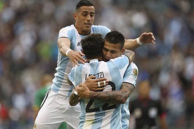 Copa America, Argentinien - Bolivien Argentina Victor Cuesta (R) celebrates his goal before Bolivia with team mate Ezequiel Lavezzi (C) and Ramiro Funes Mori during the first half of the Copa America Centenario match at the Century Field in Seattle, United States, 14 June 2016. ARGENTINA VS BOLIVIA !ACHTUNG: NUR REDAKTIONELLE NUTZUNG!  SEA036 20160615-636015647114475840