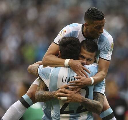 Copa America, Argentinien - Bolivien Argentina Victor Cuesta (C) celebrates his goal before Bolivia with team mates Ezequiel Lavezzi (down) and Ramiro Funes Mori during the first half of the Copa America Centenario match at the Century Field in Seattle, United States, 14 June 2016. ARGENTINA VS BOLIVIA !ACHTUNG: NUR REDAKTIONELLE NUTZUNG!  SEA037 20160615-636015648419727840