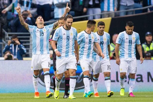 Copa America, Argentinien - Bolivien Argentina Victor Cuesta (L) celebrates his goal before Bolivia during the first half of the Copa America Centenario match at the Century Field in Seattle, United States, 14 June 2016. ARGENTINA VS BOLIVIA !ACHTUNG: NUR REDAKTIONELLE NUTZUNG!  SEA040 20160615-636015650344767840
