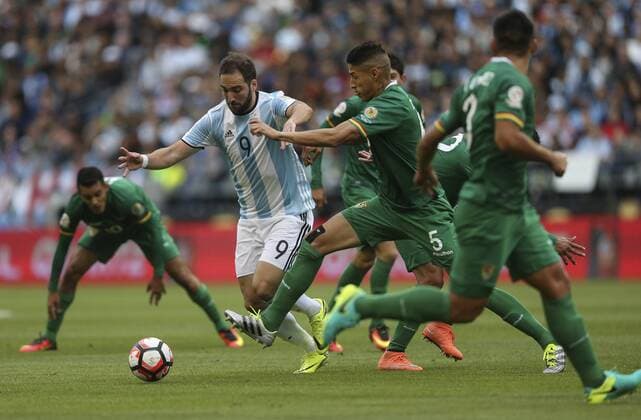 Copa America, Argentinien - Bolivien Argentina player Gonzalo Higuain (2L) fights for the ball with Bolivia s Nelson Cabrera during the Copa America Centenario match at the Century Field in Seattle, United States, 14 June 2016. ARGENTINA VS BOLIVIA !ACHTUNG: NUR REDAKTIONELLE NUTZUNG!  SEA042 20160615-636015651648927840