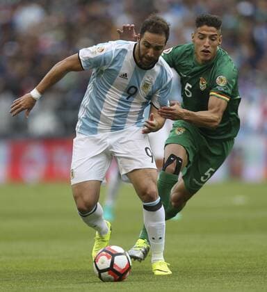 Copa America, Argentinien - Bolivien Argentina player Gonzalo Higuain (L) fights for the ball with Bolivia s Nelson Cabrera during the Copa America Centenario match at the Century Field in Seattle, United States, 14 June 2016. ARGENTINA VS BOLIVIA !ACHTUNG: NUR REDAKTIONELLE NUTZUNG!  SEA043 20160615-636015652272927840