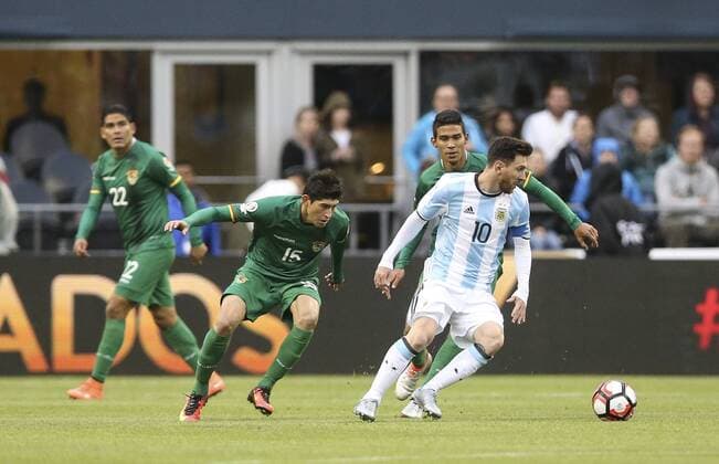 Copa America, Argentinien - Bolivien Argentina player Lionel Messi (R) in action before Bolivia s Diego Bejarano during the Copa America Centenario match at the Century Field in Seattle, United States, 14 June 2016. ARGENTINA VS BOLIVIA !ACHTUNG: NUR REDAKTIONELLE NUTZUNG!  SEA060 20160615-636015665501259840