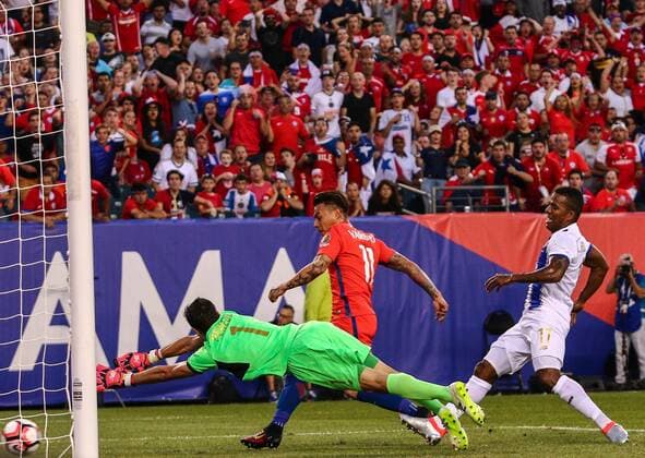Copa America, Chile - Panama June 14, 2016 - Philadelphia, PA, United States of America - Chile Attacker EDUARDO VARGAS (11) kicks the ball past Panama Keeper JAIME PENEDO (1) scoring in the 15th minute of the first half of a Copa America Centenario Group D match between the Chile and Panama Tuesday, June. 14, 2016 at Lincoln Financial Field in Philadelphia, PA. SOCCER 2016 - COPA AMERICA CENTENARIO - Jun 14 - Chile defeats Panama 4-2 - ZUMAs124