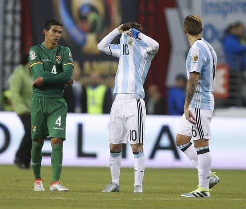 Copa America, Argentinien - Bolivien Argentina player Lionel Messi (C) interchanges his jersey wutih Bolivian Diego Bejarano (L) during the Copa America Centenario match at the Century Field in Seattle, United States, 14 June 2016. ARGENTINA VS BOLIVIA !ACHTUNG: NUR REDAKTIONELLE NUTZUNG!  SEA061 20160615-636015701689490053