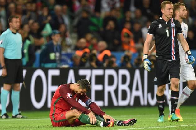 Fussball, Herren, Saison 2015 16, EM 2016 in Frankreich, Gruppe F (1. Spieltag) in Saint-Etienne, Portugal - Island 1:1, Cristiano Ronaldo (Nr. 7, Portugal), TW Hannes Halldorsson (Nr. 1, Island), 14.06.2016,