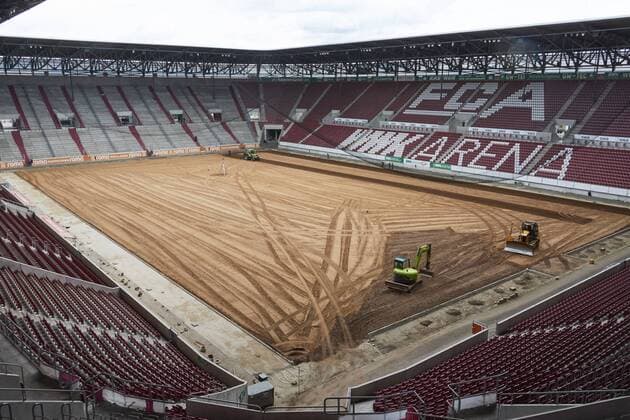 Fußball, Stadiongeschichte FC Augsburg FC Augsburg: die WWK-Arena bekommt einen neuen Rasen, Panorama-Aufnahme