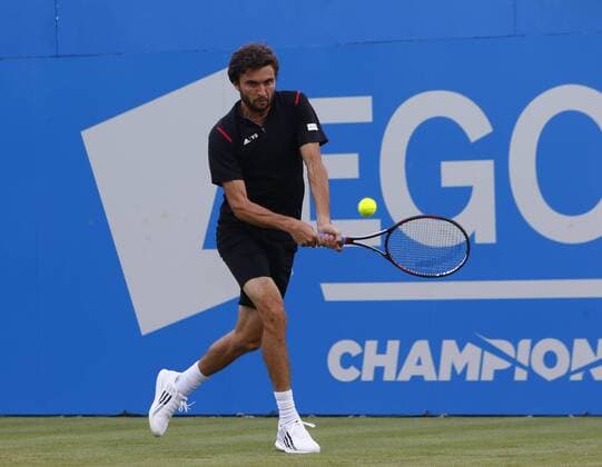 15.06.2016. Queens Club, London, England. Aegon Queens Tennis Championships Day Three. Gilles Simon (FRA) his a backhand in his 1st round match against Kyle Edmund (GBR). xAlanxMartinx  ActionPlus11749422