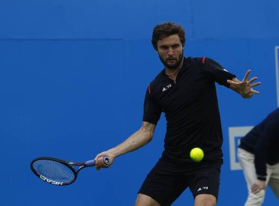 15.06.2016. Queens Club, London, England. Aegon Queens Tennis Championships Day Three. Gilles Simon (FRA) hits a forehand in his 1st round match against Kyle Edmund (GBR). xAlanxMartinx  ActionPlus11749437