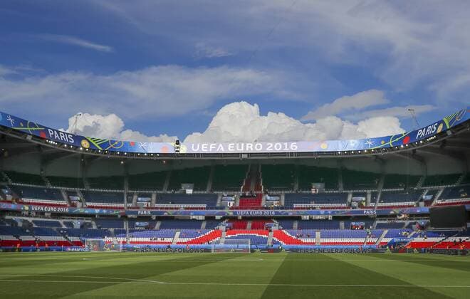 Stadion, Fussballstadion, Tribuenen, Kamera Spidercam, fliegendes Auge, mobile , Technik, TV-Kamera, Luftaufnahmen Zuschauertribuene, Innenansicht, Architektur Symbolbild, Illustration, Wolken Himmel Wetter auf dem Rasen, Spielfeld, Gras, Gruen, Fussballrasen, SWITZERLAND - ROMANIA Group A ,Football European Championships EURO at June 15, 2016 in Paris, Parc des Princes. Fussball, Rumaenien Schweiz Nationalteam, EM,