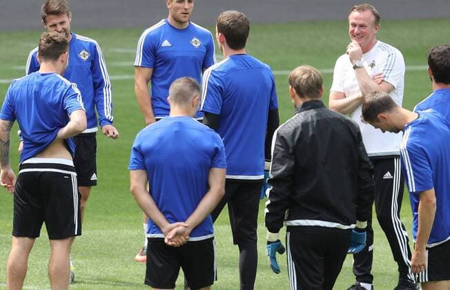 SOCCER - UEFA EURO EM Europameisterschaft Fussball 2016, UKR vs NIR LYON,FRANCE,15.JUN.16 - SOCCER - UEFA European Championship EM Europameisterschaft 2016, international match Länderspiel Ukraine vs Northern Ireland, preview, training team NIR. Image shows coach Michael O Neill and the team (NIR). GEPAxpictures xAndreasxPranter
