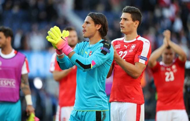 UEFA Frankreich Euro 2016 Rumänien - Schweiz Frankreich, Paris, 15.06.2016, Fussball, UEFA EURO EM Europameisterschaft Fussball 2016, Rumänien - Schweiz (1:1): v.l. Yann Sommer, Fabian Schär (beide Schweiz).