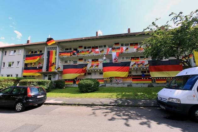 Deutschland-Fahnen hängen an anläßlich der Fußball-EM 2016 in Frankreich an einer Hausfassade in Köln. Fahnen zur Fußball-EM