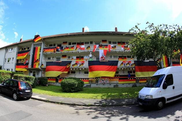 Deutschland-Fahnen hängen an anläßlich der Fußball-EM 2016 in Frankreich an einer Hausfassade in Köln. Fahnen zur Fußball-EM