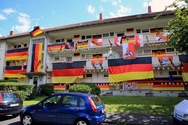 Deutschland-Fahnen hängen an anläßlich der Fußball-EM 2016 in Frankreich an einer Hausfassade in Köln. Fahnen zur Fußball-EM