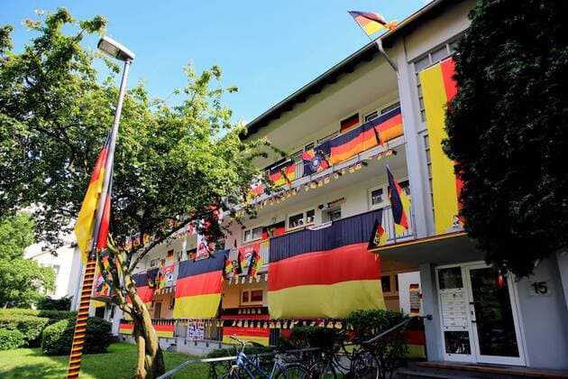 Deutschland-Fahnen hängen an anläßlich der Fußball-EM 2016 in Frankreich an einer Hausfassade in Köln. Fahnen zur Fußball-EM