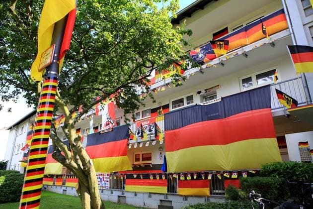 Deutschland-Fahnen hängen an anläßlich der Fußball-EM 2016 in Frankreich an einer Hausfassade in Köln. Fahnen zur Fußball-EM