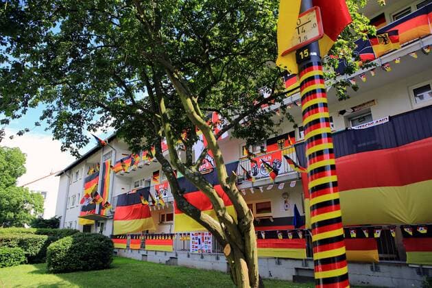 Deutschland-Fahnen hängen an anläßlich der Fußball-EM 2016 in Frankreich an einer Hausfassade in Köln. Fahnen zur Fußball-EM