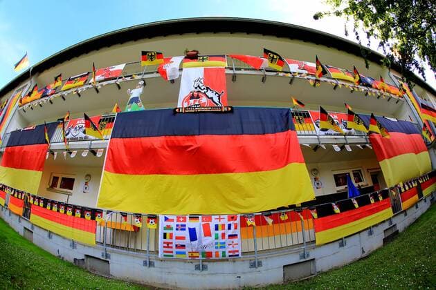 Deutschland-Fahnen hängen an anläßlich der Fußball-EM 2016 in Frankreich an einer Hausfassade in Köln. Fahnen zur Fußball-EM
