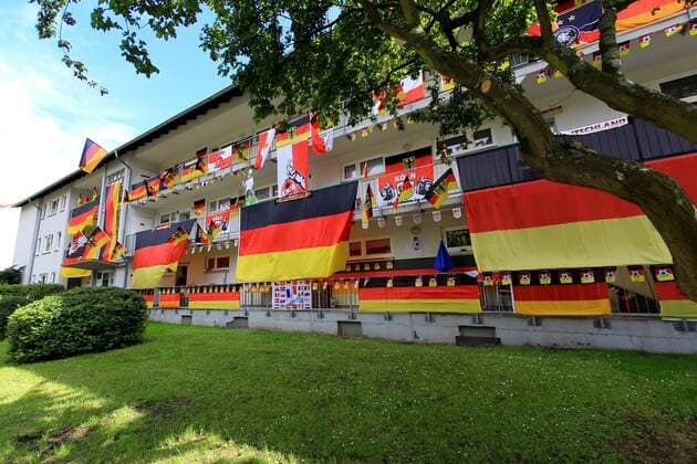 Deutschland-Fahnen hängen an anläßlich der Fußball-EM 2016 in Frankreich an einer Hausfassade in Köln. Fahnen zur Fußball-EM
