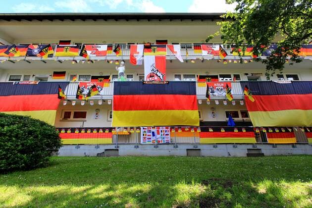Deutschland-Fahnen hängen an anläßlich der Fußball-EM 2016 in Frankreich an einer Hausfassade in Köln. Fahnen zur Fußball-EM