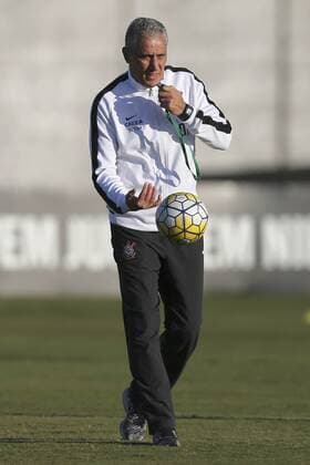 An archive picture dated 14 June 2016 showing Corinthians coach Adenor Leonardo Bacchi Tite during a training session of the team at the headquarters of the club in Sao Paulo, Brazil. Tite accepted to lead Brazil s national soccer team and Corinthians confirmed the news to substitute Carlos Caetano Beldorn Verri Dunga . EFE Sebastiao Moreira TITE ACCEPTS TO LEAD THE BRAZILIAN TEAM AND CORINTHIANS CONFIRMS !ACHTUNG: NUR REDAKTIONELLE NUTZUNG!  BRA001 20160615-636016316613085648