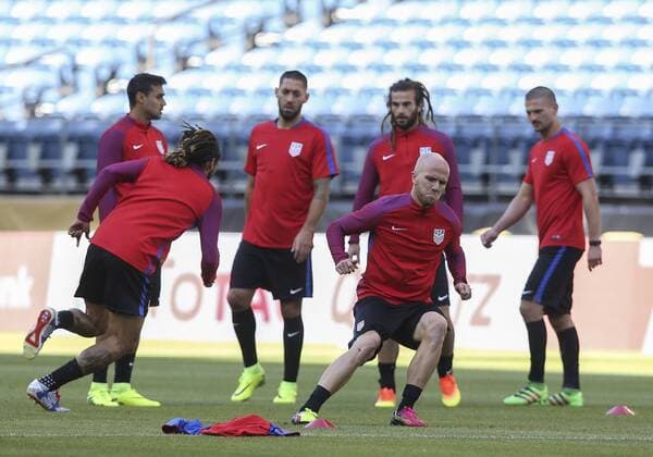 United States players participate in a training session at Century Link stadium in Seattle, United States, 15 June 2015. US will face Ecuador at Copa America Centenario s quarter-final match at the Century Field stadium tomorrow. EFE David Fernandez USA TRAINING SESSION IN SEATTLE !ACHTUNG: NUR REDAKTIONELLE NUTZUNG!  SEA018 20160616-636016427197114785