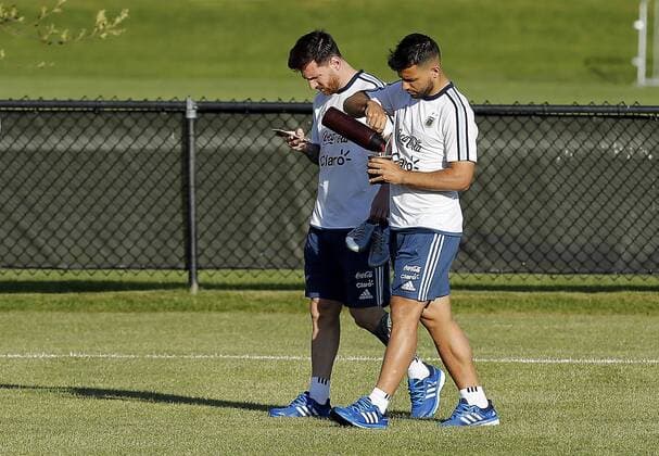 Argentina players Messi (L) and Aguero arrive in a training session at Harvard University in Cambridge, Massachusetts, United States, 15 June 2016. EFE Mauricio Duenas Castaneda ARGENTINA TRAINING SESSION !ACHTUNG: NUR REDAKTIONELLE NUTZUNG!  CAM001 20160616-636016429184492685