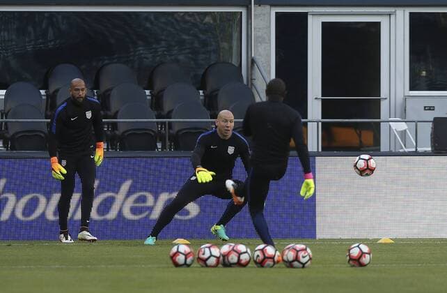 United States goalkeeper Brad Guzan (C) participates in a training session at Century Link stadium in Seattle, United States, 15 June 2015. US will face Ecuador at Copa America Centenario s quarter-final match at the Century Field stadium tomorrow. EFE David Fernandez USA TRAINING SESSION IN SEATTLE !ACHTUNG: NUR REDAKTIONELLE NUTZUNG!  SEA025 20160616-636016429925795181