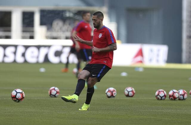 United States player Clint Dempsey participates in a training session at Century Link stadium in Seattle, United States, 15 June 2015. US will face Ecuador at Copa America Centenario s quarter-final match at the Century Field stadium tomorrow. EFE David Fernandez USA TRAINING SESSION IN SEATTLE !ACHTUNG: NUR REDAKTIONELLE NUTZUNG!  SEA024 20160616-636016439342850162