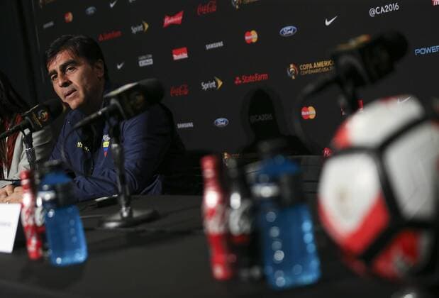 Copa America, Nationaltrainer Gustavo Quinteros - PK Nationalteam Ekuador National soccer selection of Ecuador s Coach, Gustavo Quinteros (L), speaks during a team s press conference PK Pressekonferenz at Century Link stadium in Seattle (EE.UU.). Ecuador will face USA on 16 June , in a Copa America Centenario 2016 quarter finals match. EFE David Fernandez PRESS CONFERENCE OF THE ECUADORIAN national team Nationalteam !ACHTUNG: NUR REDAKTIONELLE NUTZUNG!  ECU20 20160616-636016450718838162