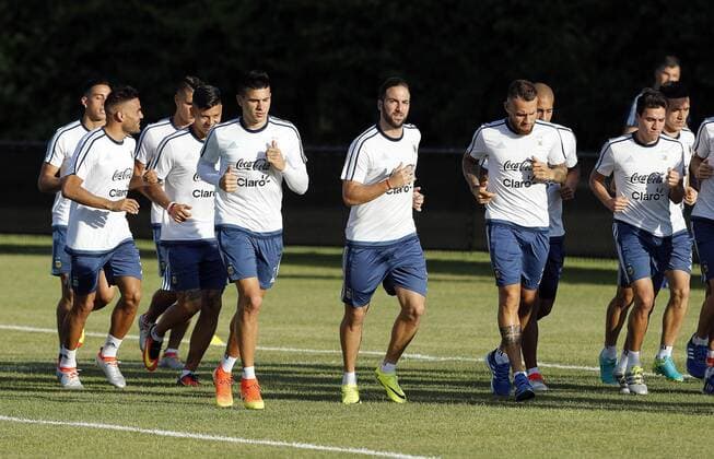 Argentina players participate in a training session for Copa America Centenario at Harvard University in Cambridge, Massachusetts, United States, 15 June 2016. EFE Mauricio Duenas Castaneda ARGENTINA TRAINING SESSION !ACHTUNG: NUR REDAKTIONELLE NUTZUNG!  CAM111 20160616-636016463959233435