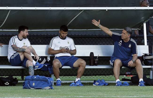 Argentina players Messi (L) and Aguero (C) speak with Coach, Gerardo Martino (R), a training session for Copa America Centenario at Harvard University in Cambridge, Massachusetts, United States, 15 June 2016. EFE Mauricio Duenas Castaneda ARGENTINA TRAINING SESSION !ACHTUNG: NUR REDAKTIONELLE NUTZUNG!  CAM109 20160616-636016465200956165