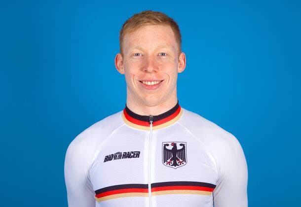 Olympia 2016 - Radsport: Joachim Eilers bei einem Fototermin in Cottbus am 10.06.2016 Bahnradsport Bahnradsportler Radfahren Radfahrer Olympische Spiele Olympiade Rio de Janeiro Olympia 2016 Studio Studioaufnahme Einzelbild Einzelfigur Portrait Portraet Querformat Kamerablick lachen laecheln Cottbus Copyright: Eibner-Pressefoto EP_pub