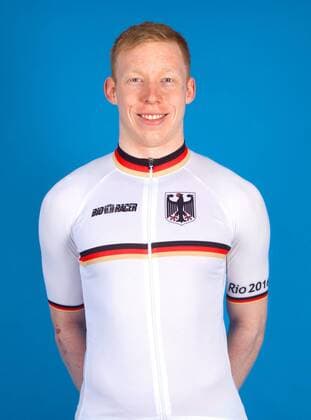 Olympia 2016 - Radsport: Joachim Eilers bei einem Fototermin in Cottbus am 10.06.2016 Bahnradsport Bahnradsportler Radfahren Radfahrer Olympische Spiele Olympiade Rio de Janeiro Olympia 2016 Studio Studioaufnahme Einzelbild Einzelfigur Halbkoerper Hochformat Kamerablick lachen laecheln Cottbus Copyright: Eibner-Pressefoto EP_pub