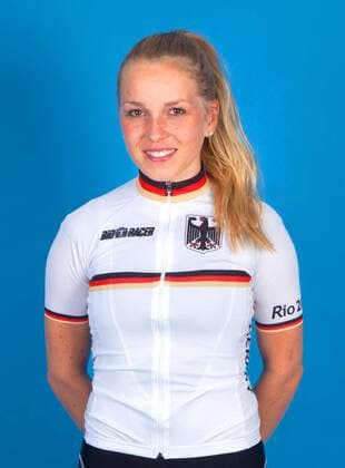 Olympia 2016 - Radsport: Emma Hinze bei einem Fototermin in Cottbus am 10.06.2016 Bahnradsport Bahnradsportler Radfahren Radfahrer Olympische Spiele Olympiade Rio de Janeiro Olympia 2016 Studio Studioaufnahme Einzelbild Einzelfigur Halbkoerper Hochformat Kamerablick lachen laecheln Cottbus Copyright: Eibner-Pressefoto EP_pub