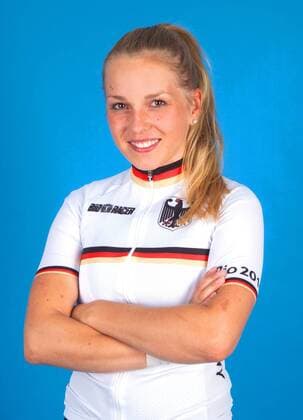 Olympia 2016 - Radsport: Emma Hinze bei einem Fototermin in Cottbus am 10.06.2016 Bahnradsport Bahnradsportler Radfahren Radfahrer Olympische Spiele Olympiade Rio de Janeiro Olympia 2016 Studio Studioaufnahme Einzelbild Einzelfigur Halbkoerper Hochformat Kamerablick lachen laecheln Cottbus Copyright: Eibner-Pressefoto EP_pub