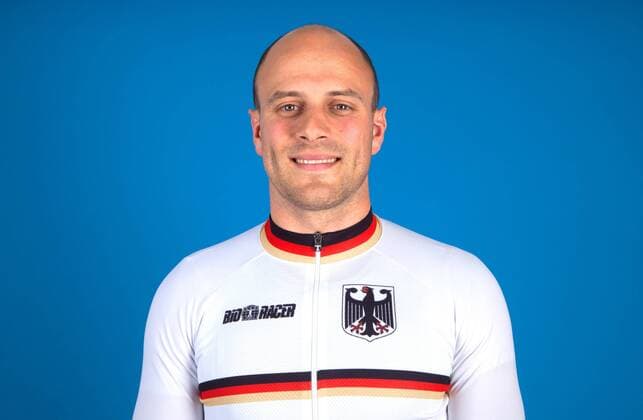 Olympia 2016 - Radsport: Maximilian Levy bei einem Fototermin in Cottbus am 10.06.2016 Bahnradsport Bahnradsportler Radfahren Radfahrer Olympische Spiele Olympiade Rio de Janeiro Olympia 2016 Studio Studioaufnahme Einzelbild Einzelfigur Portrait Portraet Querformat Kamerablick lachen laecheln Cottbus Copyright: Eibner-Pressefoto EP_pub