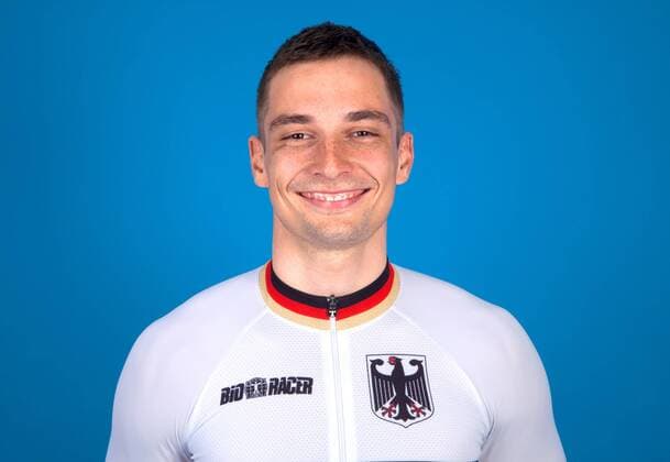 Olympia 2016 - Radsport: Max Niederlag bei einem Fototermin in Cottbus am 10.06.2016 Bahnradsport Bahnradsportler Radfahren Radfahrer Olympische Spiele Olympiade Rio de Janeiro Olympia 2016 Studio Studioaufnahme Einzelbild Einzelfigur Portrait Portraet Querformat Kamerablick lachen laecheln Cottbus Copyright: Eibner-Pressefoto EP_pub